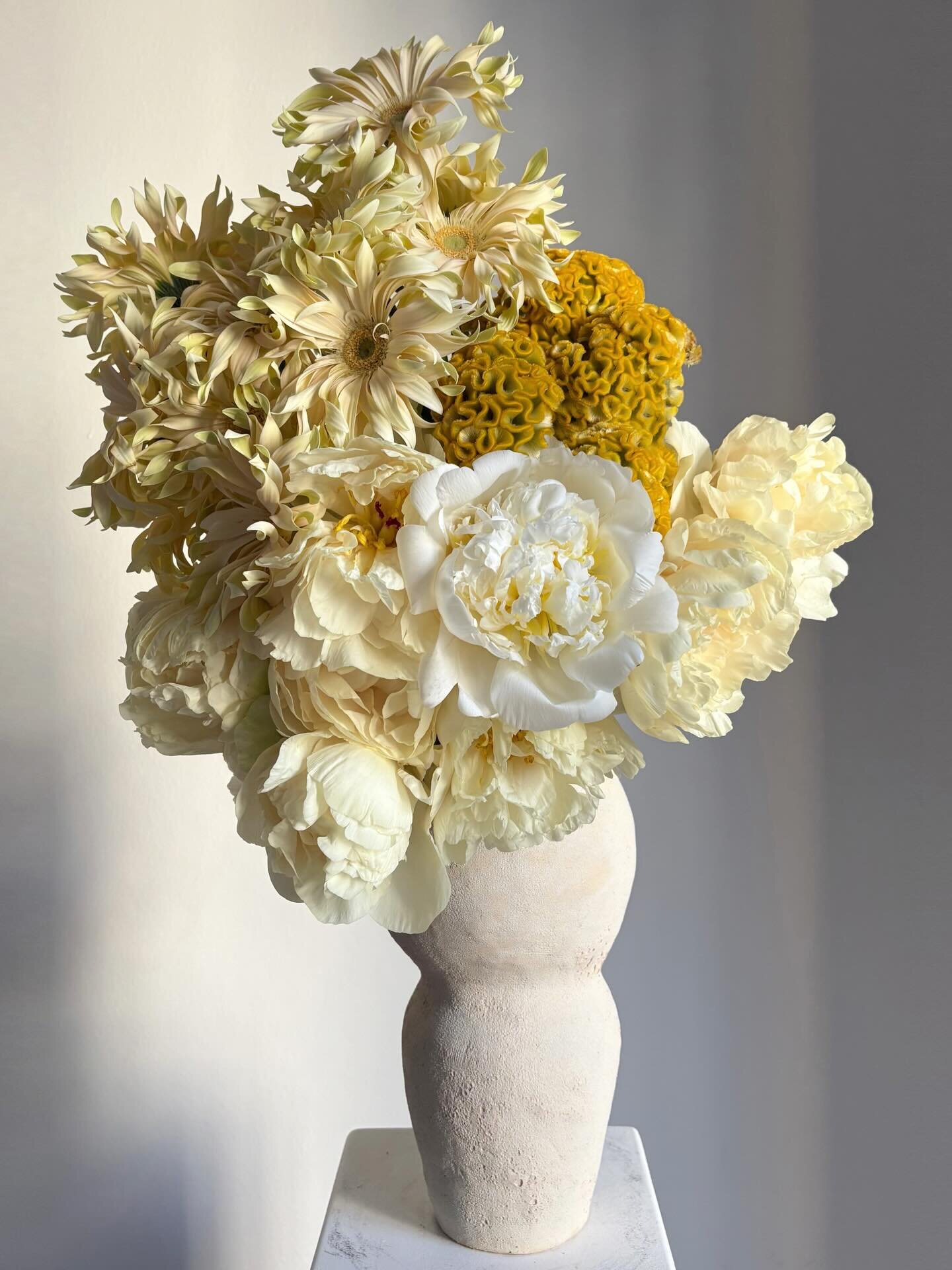 Aria — Composizione floreale CÉLESTE Milano, scenografia botanica | Floral composition Milan, botanical set design